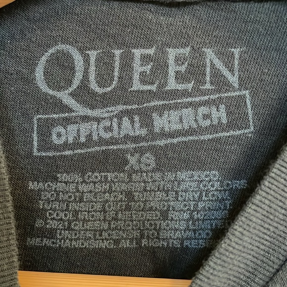 Queen dark gray t-shirt size XS - Picture 2 of 3
